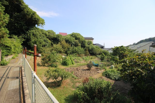 北側敷地（青色、区画図参照）からの撮影。敷地内に高低差があります。地番2953と道路の間に青地がございます。青色の敷地のみでは敷地内に車両の進入はできません。