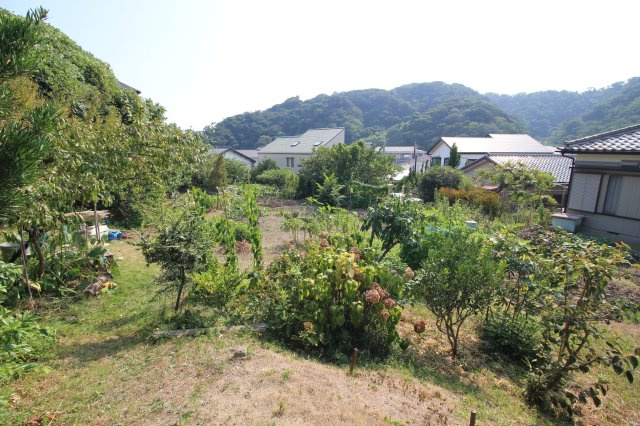 北側敷地（青色、区画図参照）からの撮影。敷地内に高低差があります。地番2953と道路の間に青地がございます。青色の敷地のみでは敷地内に車両の進入はできません。
