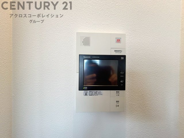 訪問者が来たときにテレビ画面で確認できるため、安心してドアを開けられます。録画機能があるものもあり、留守中に来訪者を記録しておくことができます。利便性が高く、セキュリティ面でも安心です。　