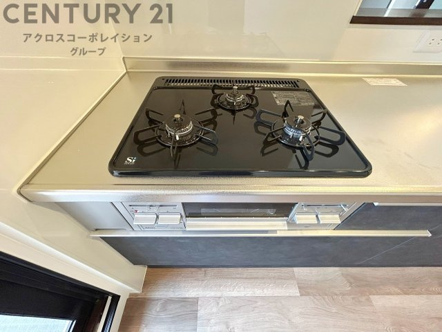 多数の調理器具を同時に使用でき、料理の効率化が可能。省エネで節約になり、様々な料理スタイルに適応できます。また、火力調整が独立しており、手入れや掃除もしやすく、今よりもっとお料理が楽しくなるかも。　