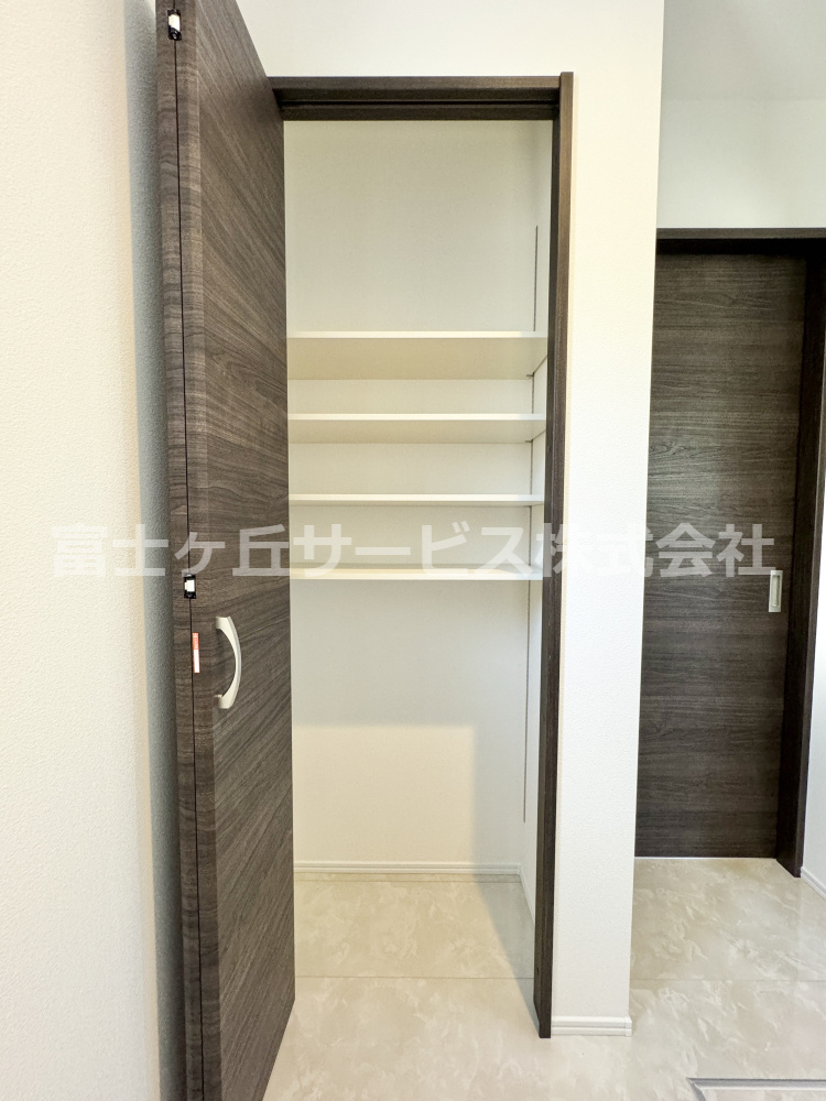 脱衣場に収納棚があります