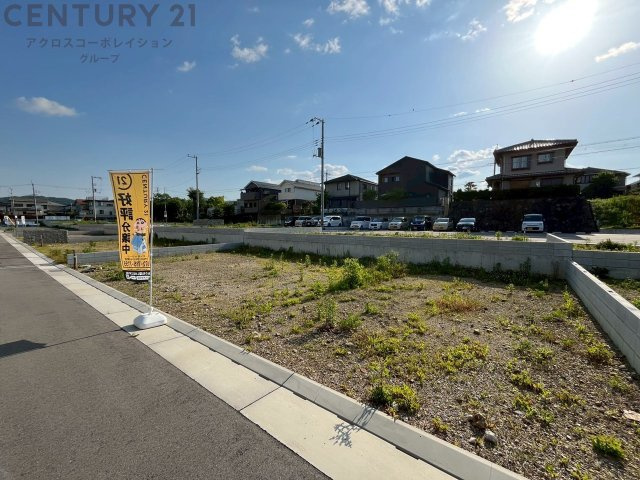阪急オアシス、ドラッグストア、などがあり、徒歩や車で短時間で生活必需品が揃います。
