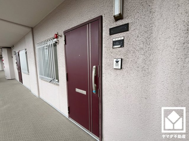 突然の来訪時でも安心なモニター付きインターホンを完備。お留守番中のお子様でも簡単に来訪者の確認ができます。