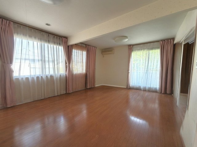 階段上がって左手の洋室です。　※AIにより家具を消しております