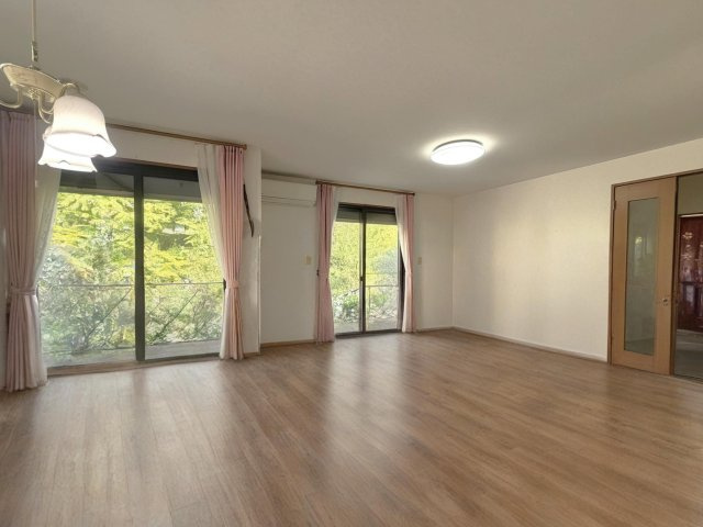南向きにつき陽当たり・2面採光で風通しも良好です　※AIにより家具を消しております