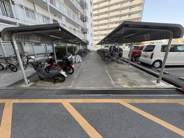 屋根付きの駐輪場・バイク置場が整備されており、大切な自転車やバイクを雨や直射日光から守ることができます。通路も広く確保されているため、出し入れがしやすく日常の利用もスムーズ。共用設備が充実しております