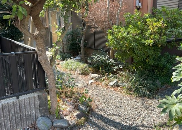 土地の面積＝住宅面積ではありません。建ぺい率の問題などで、土地のある場所によって住宅を建てられる面積は限られています。高さもしかり、「土地」という言葉の中には、建築条件も含まれると考えておきましょう。