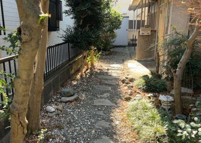 家を建てる場合、方位は要チェックです。現実的に日当たりのよい家ならばリビングは南側、建築基準法でも北側に当たる家への配慮は求められています。土地を見学に行く際は、方位磁針を持って行くようにしましょう。