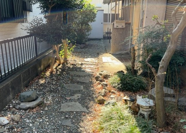 土地の前の道路に消火栓が設置されていることがあります。この場合、道路交通法第45条第1項により、駐車禁止の場所が指定されています。そのため、車庫などの駐車スペースをつくることができない場合があります。