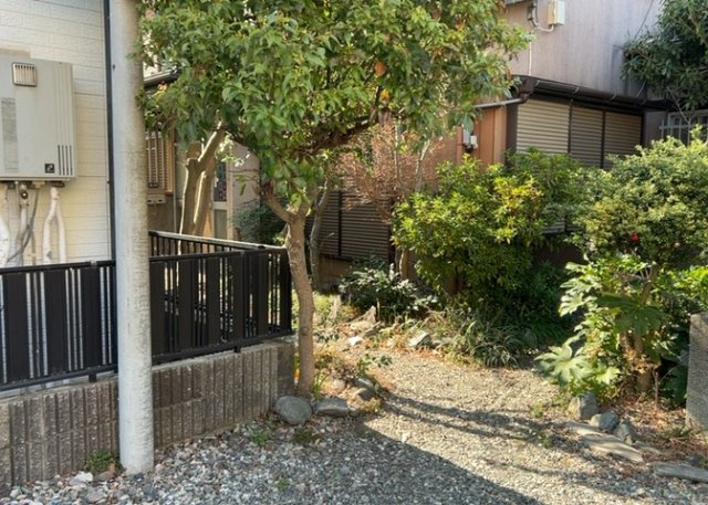 現地に行くなら、物件の周囲の地形がどうなっているかを見ることも大切です。周辺より低くなっている土地では、大雨などで水が集まりやすいため、地盤が弱くなっているということも考えられるため、注意が必要です。