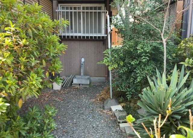 土地購入を検討されている場合、境界杭がない状態で購入してしまうと境界確定測量をする必要があり、費用がかかります。購入の前に、売主、隣土地所有者立ち合いのもと境界を確定し境界杭を設置するのがベストです。