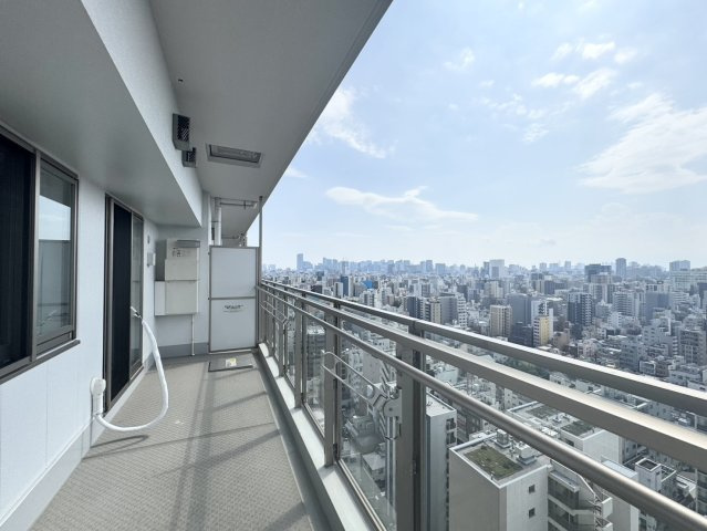 20階部分から望むパノラマビューが魅力。都心の街並みを一望でき、昼夜で異なる景色を楽しめる贅沢なロケーションです。