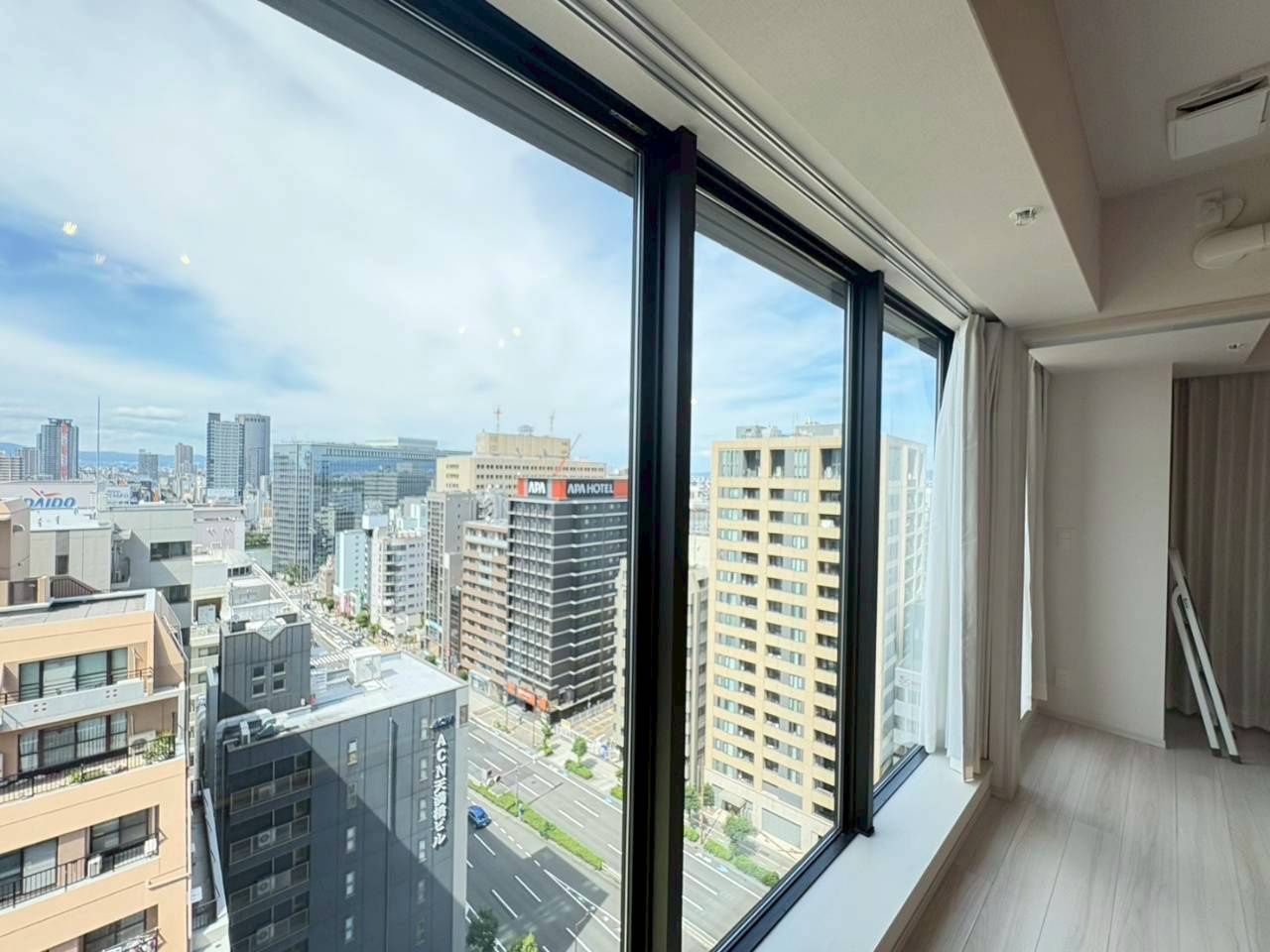 【リビングダイニング】大きな窓からたくさんの陽が差し込み、お部屋全体がとても明るく、暖かみある空間です◎