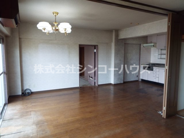 南東向きのリビング。窓から明るい陽射しが入ります。
