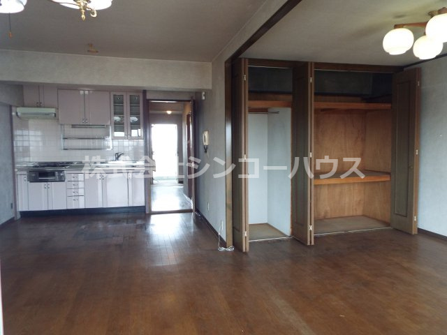 ベランダ側から室内を撮影しています。