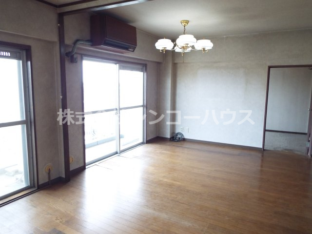 ゆったり過ごせる約18.3帖のリビング。