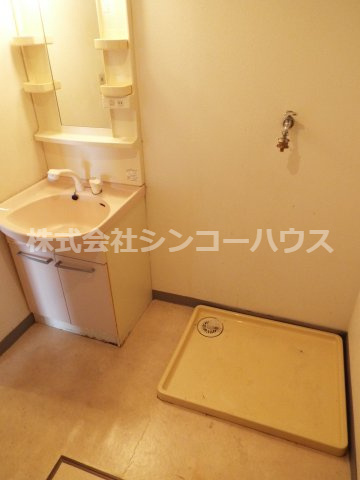 脱衣所に洗濯機置き場があるとそのまま洗濯物を入れられますね。