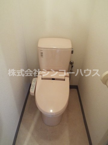 落ち着いた色調のトイレです。