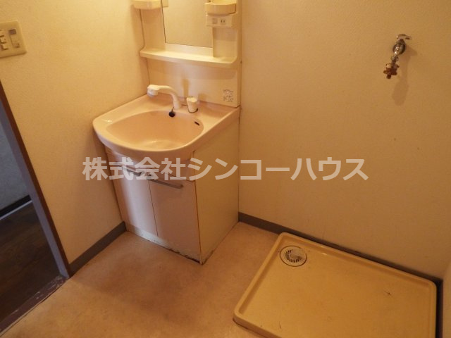 独立洗面台。その横は洗濯機置き場になっております。