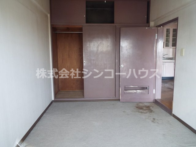 リビング横の洋室。じゅうたん張りになっています。