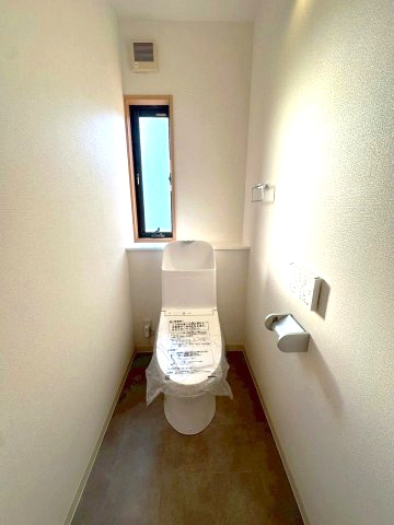 2階トイレ　潔感あふれるシンプルで機能的なトイレです。