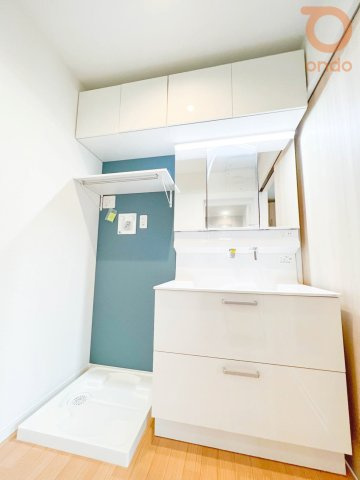 【ondo建物プラン例/洗面室】洗面台に加え、上部収納も備えており、日用品やストック類もすっきり整理できる収納充実の洗面スペースです◎