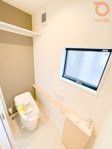 【ondo建物プラン例/トイレ】収納棚付きで機能性も備えたトイレ。落ち着いた空間で、ゆったりとお使いいただけます。