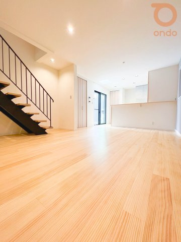 【ondo建物プラン例/リビング】リビング階段を採用し、開放感のある広々とした空間を演出。ご家族とのコミュニケーションも自然と増える、温かみのあるリビングです。