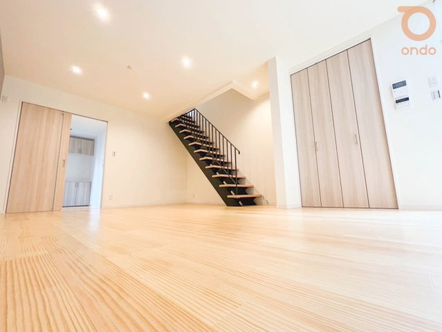 【ondo建物プラン例/リビング】家具の配置がしやすい使い勝手の良い間取り。窓から差し込むやさしい光が、心地よいくつろぎの空間を演出します。