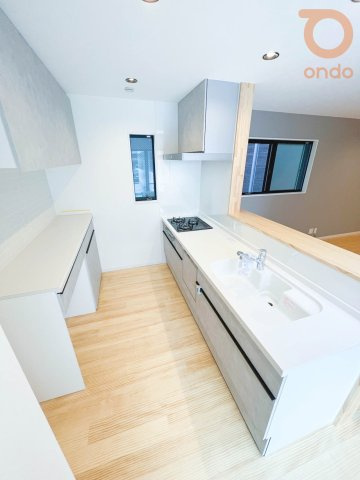 【ondo建物プラン例/キッチン】カウンターキッチンを採用し、ご家族の様子を見守りながらお料理が楽しめます。2人で使ってもゆとりを感じられる、広々としたキッチンです。