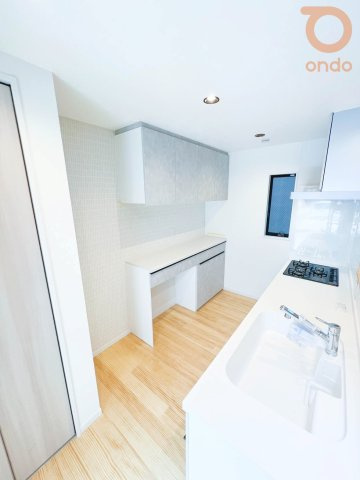【ondo建物プラン例/キッチン】キッチンの雰囲気にぴったりのカップボードで、空間に統一感と美しさを演出します。