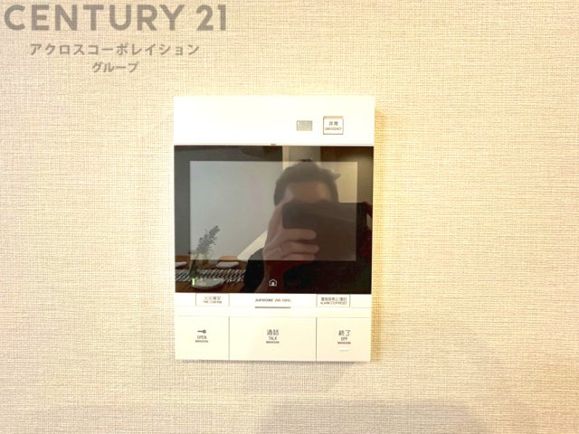訪問者が来たときにテレビ画面で確認できるため、安心してドアを開けられます。録画機能があるものもあり、留守中に来訪者を記録しておくことができます。利便性が高く、セキュリティ面でも安心です。