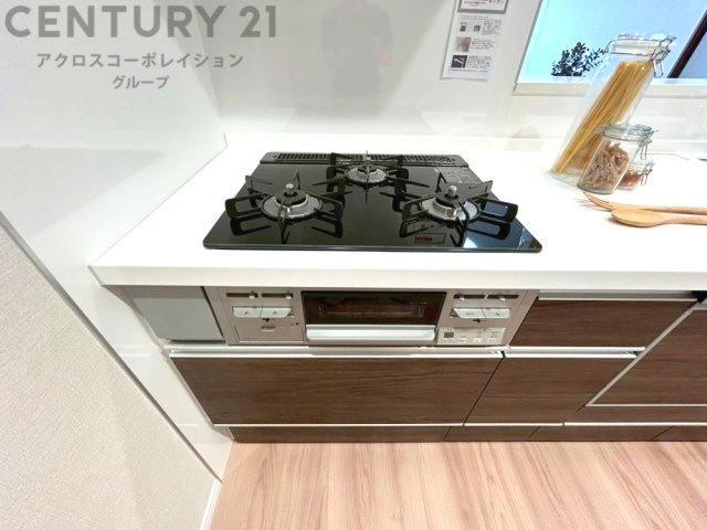 多数の調理器具を同時に使用でき、料理の効率化が可能。省エネで節約になり、様々な料理スタイルに適応できます。また、火力調整が独立しており、手入れや掃除もしやすく、今よりもっとお料理が楽しくなるかも。
