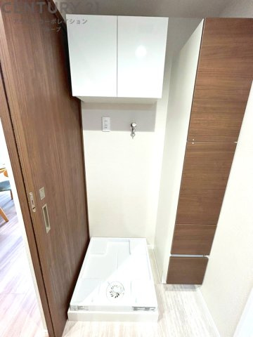 洗濯物の仕分け作業がしやすく、整理整頓が容易になります。洗濯音や湿気を他の部屋に持ち込まず、生活環境を快適に保ちます。上部を活用すれば収納スペースを確保でき洗剤や洗濯用品の整理もしやすくなります。