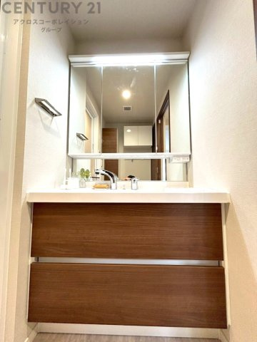 化粧品や洗顔料、歯ブラシなどの必需品をまとめて置ける収納スペースがあり、使用するたびに取り出す手間が省けます。また、水回りのため、濡れても大丈夫な素材が使用されており、お手入れが簡単です。