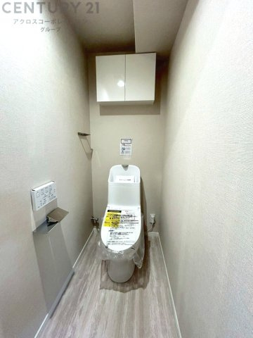温水洗浄便座付トイレは温水洗浄機能により、暖かい水でおしりを洗浄することができ、冷たい水を使う従来の便座に比べ、温水洗浄機能で暖かいトイレを提供し、快適な使用を可能にします。