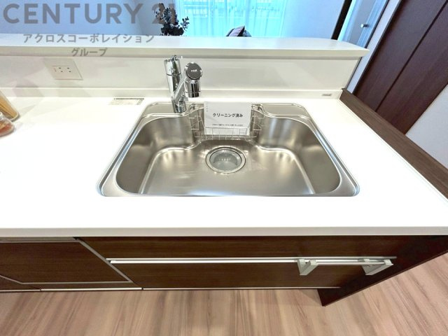 大きなシンクでお鍋などの大きな調理器具を洗う際にも便利です。