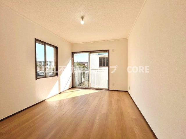 バルコニーに面した大きな窓は、お陽さまの光とさわやかな風をたっぷりとりこめます。