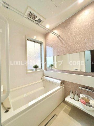 浴室乾燥暖房付のバスルーム。天気や時間を気にせずに、いつでも洗濯物を乾かせます。