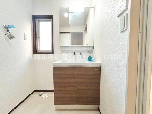 洗面化粧台新規交換済み！ミラーの後ろに収納スペースがありスッキリした空間に！