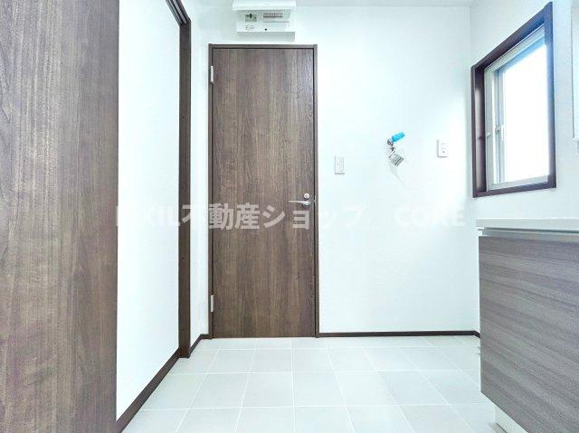 清潔感のある色で統一されたプライベート空間は、身だしなみチェックや肌のお手入れに最適です。