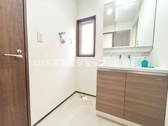 3面鏡で髪のセットやお化粧もストレスなくこなせ、朝から気分良く通勤通学に向かえそうですね！