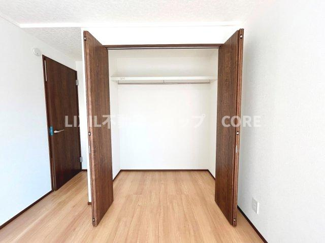 奥行きもあるので、収納ボックスをそのままクローゼットの中へ。部屋にものが出ずスッキリ。