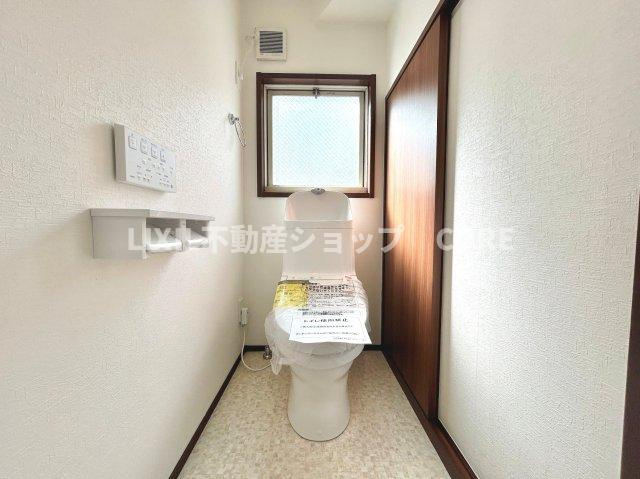 見た目もスッキリとしたデザインのトイレには温水洗浄暖房便座付き。