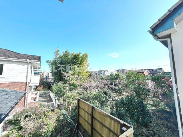 気持ちのいい空が見渡せる広いバルコニー。通風・採光にも優れ、心地よい光と風があふれています。