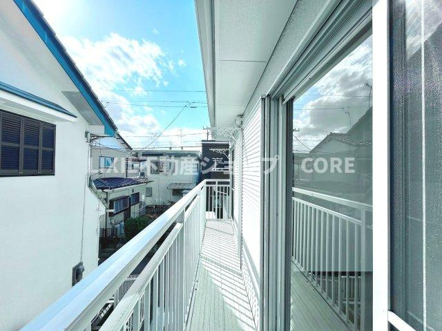 バルコニーは風通しが良く、日中は日当たりも良好です。洗濯物やお布団をたくさん干せます。