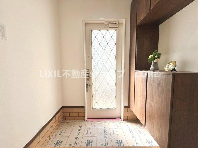 いつも気持ちよくご家族をむかえられるよう、玄関下駄箱収納をフル活用してスッキリとした玄関！　