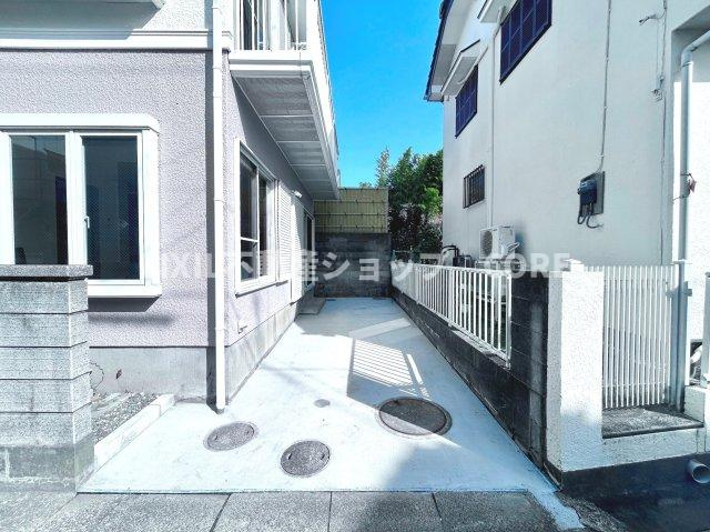 カースペースございます。駐車可能な車種は現地でご確認下さい。