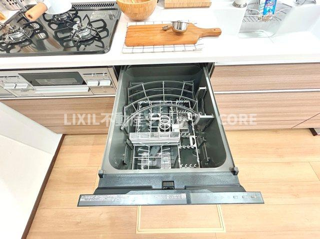 食器洗乾燥機付きで家族の食器もピカピカ。忙しい奥様には欠かせないアイテムのひとつ！！