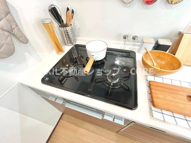 三口コンロで、お料理の効率もアップ！使い勝手の良さを考えました。お洒落なシステムキッチンです。